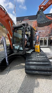 New Hitachi 130 with maximum flotation for boggy ground | Awesome Earthmovers