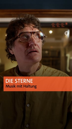 ttt titel thesen temperamente on Instagram: "Sie gehören zu den wichtigsten Bands der Hamburger Schule neben „Tocotronic“ und „Blumfeld“ – und sie haben immer noch etwas zu sagen: „Die Sterne“ mit Sänger Frank Spilker. Die Besetzung der Band hat sich zwar vor einigen Jahren geändert, aber ihr neues Album „Wenn es Liebe ist“ zeigt, dass der Stil aus klugen deutschen Texten, Indie-Pop und politischem Bewusstsein nichts von seiner Kraft verloren hat. ⭐️ Sänger Frank Spilker und seine Band verbinden