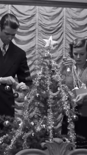 The Swans Pod on Instagram: "Margaret Sullavan and James Stewart in THE SHOP AROUND THE CORNER (1940) directed by Ernst Lubitsch and based on the 1937 Hungarian play Parfumerie by Miklós László. #theswanspod #christmasmovies #vintagestyle #classicmovie #oldhollywood #vintagefilm #jamesstewart #margaretsullavan #holidaymovies #christmastime"