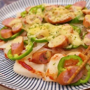 絶品アレンジでお餅の大量消費にも！おもちピザのレシピ | デリッシュキッチン