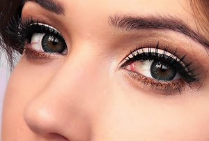 इस ड्राई फ्रूट्स की मदद से तैयार करें काजल, केमिकल वाले काजल की कर देगा छुट्टी