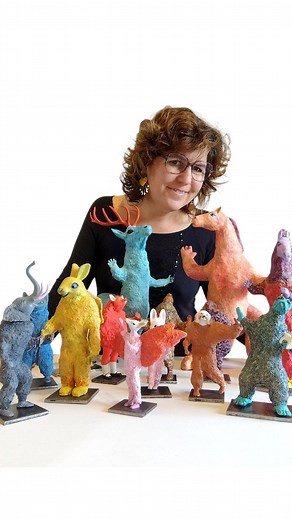✨ Le monde de Mimi ,✨ Cette nouvelle série de sculptures exprime avec tendresse ma vision de la société actuelle et vous invite à voir la vie en couleur sans avoir peur du ridicule 😉 Avec naïveté et humour, je détourne des objets du quotidien pour créer un monde imaginaire peuplé de personnages décalés 🦄. Avec le monde de Mimi, j'explore la matière et les assemblages pour donner vie à des sculptures mi-homme, mi-animal, qui surprennent par leur forme et leur originalité. J'adore trouver le déc