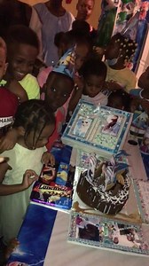285K views · 2.6K reactions | LisDecorações invade o aniversário da Frozen angolana e deixa menina de 10 anos em lágrimas após abrir sua caixa explosiva 裡 | LisDecorações LDA,Angola. | Facebook