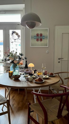 Taste of Prague Food Tours on Instagram: "Kulatý nebo hranatý jídelní stůl? 👀 Jedna z nejčastějších otázek na naši novou kuchyni od @casamoderna.cz byla na náš jídelní stůl. Je z jejich @dilna_sestak. A byla to jedna z výhod celé #spolupráce - vše nám vymysleli na míru a v dílně vyrobili. A my se na to v rámci spolupráce mohli podívat, což byl super zážitek a Zuzce to jen potvrdilo sen o truhlařině v dalším životě. :) No a kulatý, nebo hranatý? Na papíře jsme vyzkoušeli všechno, ale nakonec jsm