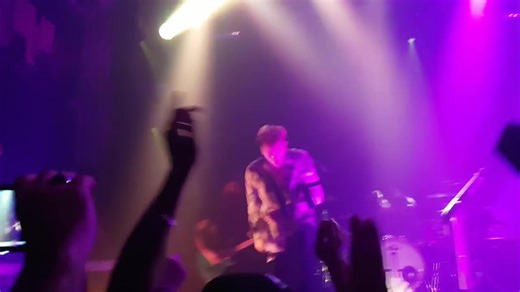 Machine Gun kelly - Merry go round Live