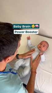Here’s a simple exercise to help your baby’s brain and body work together 👣 Touch your baby’s right hand to their left foot, then swap. This gentle movement helps them cross their midline. An important developmental skill that builds coordination and body awareness. 🧠 The more your baby can feel, the more their brain grows! In the early months, a baby’s sense of touch and sight are still developing, so every sensory experience helps strengthen new brain connections. This little activity links 