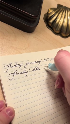Guys we made to Friday!!! Wooo!! This week was a long one but also I feel like I blinked and it’s the weekend again. Anyway - have a great Friday and don’t work too hard lol #morningpages #chaoticenergy #fountainpens #cursive #cozyvibes
