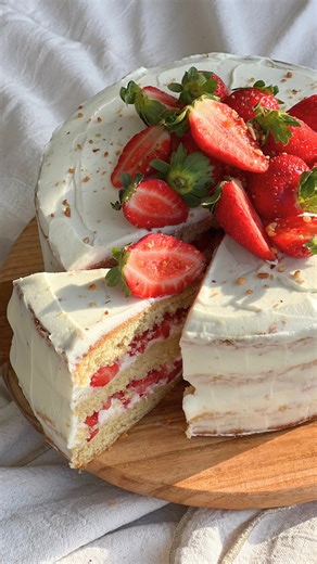 6K views · 26 reactions | Un layer cake moelleux, frais et fleuri...