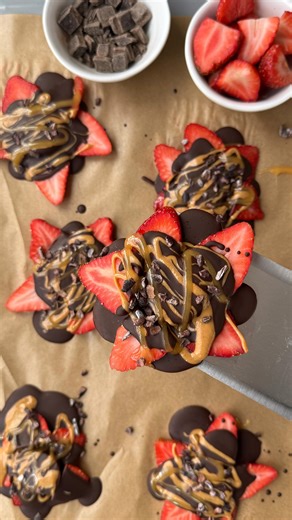 rachel on Instagram: "CHOCOLATE STRAWBERRY PEANUT BUTTER BANANA BARK!🍌🍓🍫if there’s a way to turn something into a bark - you know i’m going to make it. this one combines strawberry bark and banana bark into one and we’re obsessed. with a chocolate peanut butter twist of course. i mix my creamy peanut butter with @wedderspoonofficial manuka honey for a little extra sweetness and immunity support🍯 comment “BARK” and i’ll message you the recipe to make this. and the link to pre-order my next co
