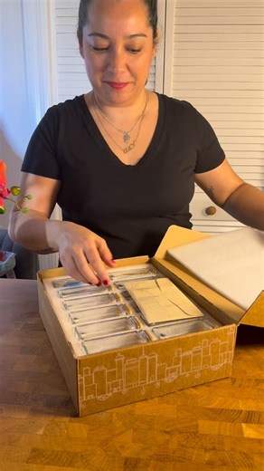 Yagmur on Instagram: "🌸Glass spice jars are both beautiful and super practical ✨ Being able to see all the spices clearly makes cooking so much easier 🤍 Plus, glass feels more hygienic and is very easy to clean 👌#glassspicejars #spicejars #kitchenorganization #ad"