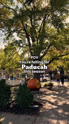 🍂 Fall in Paducah invites you to take it slow and soak in the season! Stroll through streets lined with changing leaves, sip warm coffee, and discover the city’s unique charm. 🍁 Start planning your fall visit at www.paducah.travel. Featured locations: 📍Downtown Paducah 📍Dry Ground Brewing Company 📍Etcetera Squared 📍Evergreens 📍Peaberry #PaducahCreativeCity #TravelKY #MyPaducah | Paducah Creative City
