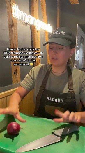 Défi de l'épluchage d'oignons rouges au restaurant