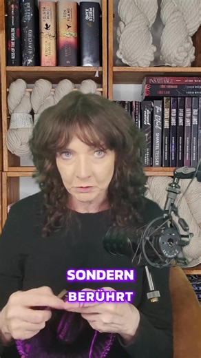 Schattenmaschen ist ein Strick-Podcast, der sich auf das Stricken und die Gedanken und Entscheidungen konzentriert, die zwischen den Maschen getroffen werden. Es geht um mehr als nur Handarbeit – es geht um die Geschichten, die wir beim Stricken erzählen. Hast du das auch schon erlebt? #Stricken #Podcast #Schattenmaschen #Handarbeit #Kreativität | Strickenmitclaudia