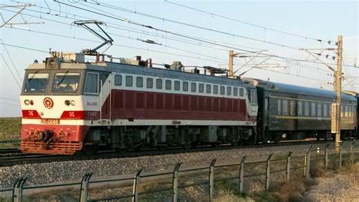 “韶山7C的风笛,响彻西北大地”全路仍运用的最小号7C夕阳下牵引7519次接近黑冲滩站