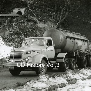 【UD History #3： 高度成長期を支えたパワフルなトラック「6TW型」】English follows 1958年、当時日本で最もパワフルなトラック「6TW型」が発売されました。日本で初めて積載量10トンを超え、かつ最高時速90kmを可能にした大型トラックです。 日本最大の水力発電所となる黒部ダムの建設工事現場で、ほとんど故障することなく重量物を届け続けたことがきっかけで、外国製にも劣らない性能と信頼性を兼ね備えたトラックとして高評価を受けました。その後も、名神高速道路や新幹線、高層ホテルの建設など、東京オリンピック開催を控えた全国各地で活躍しました。 ▼詳しくはこちら http://bit.ly/2IRjOW7 [UD History Vol.3: The most powerful truck] In 1958, Japan's first 10.5-ton payload truck, the 6TW, was launched. The 6TW was selected by the Japanese government for the construction o