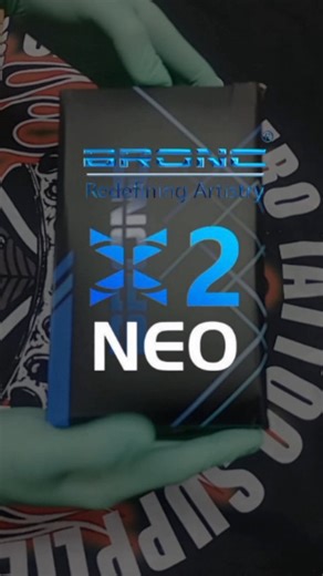 ♠CANCERBERO TATTOO SUPPLIES♠ on Instagram: "La Bronc X2 NEO eleva el estándar de las máquinas inalámbricas para tatuar 🆙✅ Pensada para artistas que buscan máxima potencia, precisión y confort, integra un motor suizo de 7,1 mNM y un stroke ajustable de 2,5 a 5,0 mm, adaptándose a cualquier estilo: líneas firmes, sombras suaves o rellenos intensos 🖊️👌 Su diseño ergonómico y peso de solo 255 g garantizan un control absoluto durante largas sesiones. Además, incorpora batería de alto rendimiento,