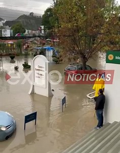 #ÉxitoNoticias #Ahora #LaPaz Impresionante caudal del río en la zona Sur se lleva una persona y genera zozobra en conductores y vecinos. | Éxito Noticias Bolivia