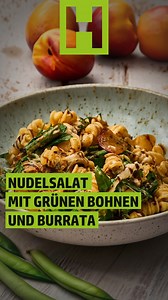 NUDELSALAT MIT GRÜNEN BOHNEN UND BURRATA 🧂ZUTATEN (Für 2 Pers.) • 250 g HENSSLERS Pasta Rollini • 5 EL HENSSLERS Olivenöl • 80 g Pancetta, in Streifen geschnitten • 2 Nektarinen • 1 EL HENSSLERS Sommerkräuter • 250 g grüne Bohnen, gekocht • HENSSLERS Chilisalz • 2 EL Weißweinessig • 1/2 EL HENSSLERS Sojasauce • 1 Bund Basilikum, grob geschnitten • 1 Burrata • 1/2 EL HENSSLERS Gourmet Creme Classic 🍽 ZUBEREITUNG 1. Pasta in kochendem Salzwasser nach Packungsanleitung al dente garen. 2. 3 EL Oli