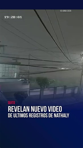 Un nuevo video de seguridad podría aportar información clave para esclarecer qué ocurrió con Nathaly Mafla durante las últimas horas del jueves 4 de junio, día en que fue vista por última vez. 📹 Las imágenes fueron captadas alrededor de las 19:30 en la intersección de las calles Solano y Equinoccio, en el sector de La Vicentina, a pocos metros del lugar donde días después fue localizado su cuerpo. 🔎 En el registro se observa a una joven que tendría características y vestimenta similares a las 