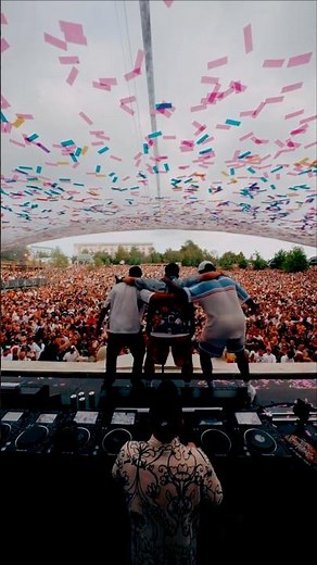 KSI & Vikkstar joined Omdat Het Kan & Average Rob to perform "Crowd Control" at Tomorrowland #edm