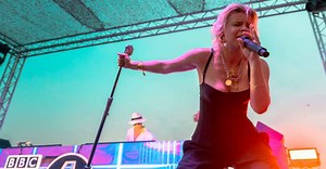 Watch Robyn perform “Missing U” for the first time