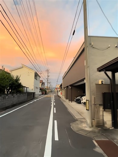 The most beautiful shade of the evening is hidden in Japan… 🌇🇯🇵 One day, I’ll get lost in these streets. ✨ Please follow->@japan.to.explore Owner of the video 👉@user1707.9 #japan #japanlife #japantravel