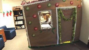 This cubicle is fully immersed in the Christmas spirit