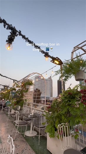 the best rooftop bar in Saigon, Vietnam 🍸🇻🇳🌃 #vietnam #rooftopbar #saigon #hochiminhcity #saigonbar #rexhotelsaigon #vietnamtravel