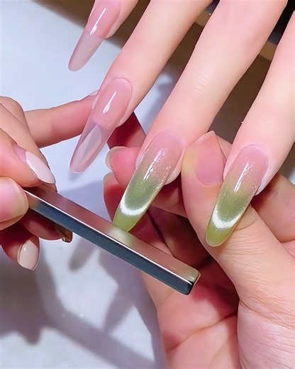 Let your nails shine with these magnetic designs! ✨ | Bloom