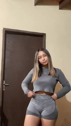 Baile de Mujeres: Lindas Perreando en Chicas de 18 Años