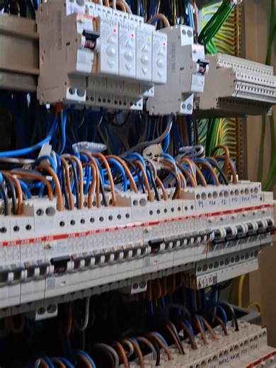 Αμοντάριστο εντελώς, μόλις το τράβηξα. Δεν υπάρχει εξάλλου λόγος πολλές φορές να ομορφαίνουμε ένα βίντεο. Ο συγκεκριμένος ηλεκτρικός πίνακας αφορά κυκλώματα ισογείου κατοικίας. Ο υποπίνακας ορόφου, επίσης με RCBO σε όλα τα κυκλώματα. Πλεονέκτημα των RCBO ότι μπορείς να έχεις πλήρη έλεγχο όλης της εγκατάστασης και ευκολία στον εντοπισμό και απομόνωση τυχόν βλάβης σε κάποιο από τα δεκάδες κυκλώματα. Ο πελάτης ενημερώθηκε εξ αρχής και επέλεξε να προχωρήσουμε έτσι. Φανταστείτε να έχετε ένα σπίτι και