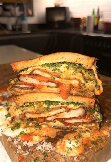Vodka Chicken Toastie 🫡 I started with a base of a mozzarella toastie then added: - Pesto - Chicken cutlets dunked in vodka sauce - More mozzarella - Parmigiano reggiano - More vodka sauce - Stracciatella - Parsley - More pesto This is more or less the exact same version of a toastie that will be available in a restaurant opening soon Dublin City center so keep your eyes peeled 🤝 #fyp #food #sandwich #chicken #cheese