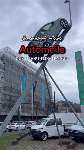 🚗 Automeile Höherweg - Düsseldorfs Straße fürs Auto Ein echtes Unikat in Deutschland: Der Höherweg in Düsseldorf-Flingern war die erste Automeile der Bundesrepublik. Seit 2004 reihen sich hier 17 Automarken in 10 Autohäusern aneinander: von Ford, Renault, Lexus, VW und Peugeot bis hin zu Bentley oder Bugatti. Städtebaulich geplant, klar strukturiert und als Cluster komplett auf vier Räder fokussiert, ist der Höherweg mehr als nur Verkaufsfläche: Er ist ein Stück Düsseldorfer Automobilgeschichte