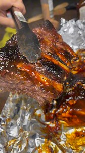 🔥 Costillas de Res Asadas con BBQ – Al Estilo RayoGrill 🍖⚡️ 1️⃣ Retirar la membrana Primero quité la membrana que viene pegada en la parte trasera de la costilla. Esto es clave porque permite que el sazón penetre mejor, la carne se suaviza y al final puedes morder sin esa textura dura que estorba. Dato: Muchos pitmasters recomiendan quitarla porque también ayuda a que el humo y los jugos circulen mejor. 2️⃣ Sazonado simple pero efectivo Usé lo básico: sal y pimienta. En cortes grandes esto fun