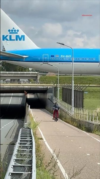 BOEING 777-306 KLM (ATLANTA TO AMSTERDAM) ARRIVING AT AMSTERDAM AIRPORT SCHIPHOL PHBVF / KL622