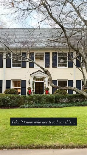 Garden & Grace | Home Design Guide on Instagram: "But this was my “off year.” We didn’t put up our family Christmas tree, we didn’t go the extra mile with outdoor Christmas lights, we haven’t packed each night with festive family activities and we barely got a Christmas card out. I don’t know what it is about this year but I didn’t feel the same urgency or motivation. We still have garland around the front door, stockings hung above the fireplace and freshly baked Christmas cookies to enjoy and