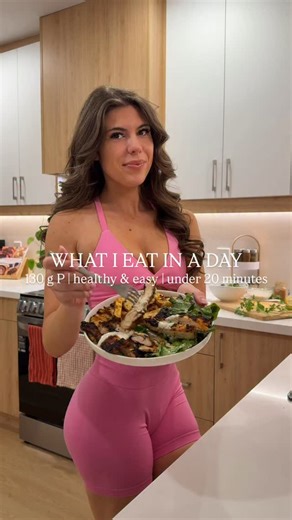 💪🏼 WHAT I EAT TO FEEL MY BEST! ↓ Comment “yummy” or “food freedom” and I’ll send ALL of my cookbooks with 230 recipes like these to help you fall in love with healthy eating again‼️ Thanks to my recipes, I’ve lost more than 15 lbs (7 kgs), quit binge eating for good, and have a maintained steady healthy bodyweight for years! 🥳 I focus on eating easy, homemade meals that taste amazing with hardly any effort, that keep me full and satisfied for longer, and support muscle while staying lean! 🔥 