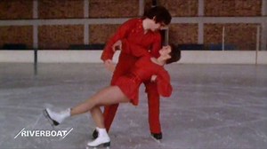 Ganz in Rot gleiten sie zu Liszts "Liebestraum" dahin, Christine Stüber-Errath und ihre große heimliche Liebe. Aber wer nur ist der Herr in Rot? Die Auflösung gibt es hier: http://www.mdr.de/s/eistanz | Riverboat