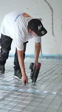 AVV Vloeren legt vloerverwarming op draadnetten met isofoamfolie, gereed voor dekvloer