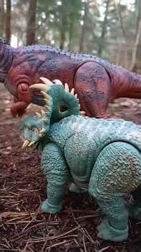 Sinoceratops Hammond Collection Mattel Comparison #jurassicworld