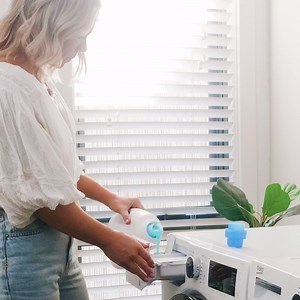 Ever wonder how much laundry detergent is too much? 🤔 Take a ‘load’ off and let our Autodose technology determine it for you! Fill it once and enjoy the perfect clean and rinse, up to 23 washes in a row! 💅 | Beko
