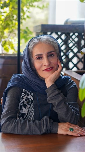 atiyeh javid on Instagram‎: "گاهی جبران اشتباه یعنی لمسِ رنجِ دیگری… در محکومین، زنی رو بازی کردم که برای گذران زندگی و جبران اشتباهات گذشته، باید از یه سالمند مراقبت می‌کرد. فکر می‌کردم این فقط یه وظیفه‌ست، اما کم‌کم فهمیدم هر روزش درسیه برای فهمیدنِ صبر و مهربونی واقعی. سپاسگزارم از تمامِ تیمِ حرفه‌ای و از کارگردان محکومین جناب آقای سید جمال سیدحاتمی که اجازه دادند این تجربه برایم فراتر از بازی باشد… . #محکومین #سریال_محکومین #سریال_ایرانی #تلویزیون #سیدجمال_سیدحاتمی #حسین_قناعت #آتیه_جاوید #ب