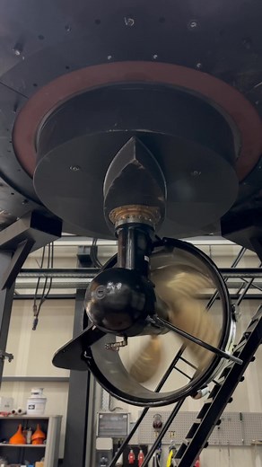 🇳🇱 Vandaag in de spintest: de VL-400! 🤩 Bekijk de techniek achter deze prachtige thruster. Een staaltje vakmanschap waar we trots op zijn. 🇺🇸Today’s spin test: the VL-400! 🤩 Take a closer look at the technology behind this impressive thruster. A true example of craftmanship we are proud of. #VethPropulsion #LDrive #VL400 #propulsion #thruster #spintest | Veth Propulsion