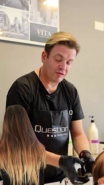 Hoy @juanjosevita te enseña cómo usar la línea Intensive Repair de @questionprofessional para una reestructuración capilar real 💇‍♀️✨ 💇‍♀️ Resultado: pelo más fuerte, suave y con brillo. 📌 Guardá este video y probalo. Encontrá todos estos productos en nuestra tienda online y locales ❤️ #hair #peluqueria #beauty #cabello