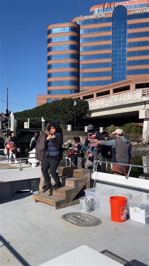 We love getting kids on the river and teaching them about water quality and what lies beneath the surface. For many of them it’s their first time on a boat 🚤 Take a look at this recent field trip on our Longview floating classroom, led by our Lower James educators. 🦀 🐠 🚤 | James River Association