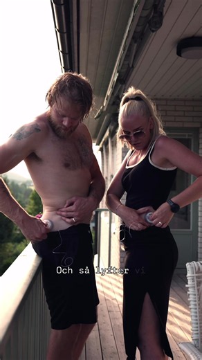 Det här är en del av vår vardag med typ 1-diabetes💙 Var tredje dag byter vi insulin och infusionsset i våra Tandem pumpar. Infusionsset finns med plastnål (det använder vi) eller så finns det med stålnål. Det är genom infusionssetet insulinet kommer in i kroppen och utan insulin överlever vi inte. Det är inte den roligaste stunden, men det är en viktig rutin. Precis som med allt inom typ 1-diabetes behöver man hitta det som fungerar bäst för sig själv Vi avslutar med en high-five. 💪🫶 För ibla