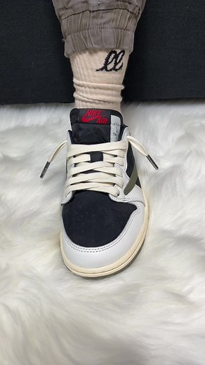 The best lace swap for Jordan 1 Low x Travis Scott 🫒 Sneaker: — Air Jordan 1 Retro Low OG x Travis Scott ‘Olive’ Colorway: — Sail, University Red, Black, Medium Olive Lace-swap: — Cream Waxed laces in 59” Lacing Technique: — Reverse lace . . . . . #loopedlaces #getloopedin #laceswap #lacingtutorial #sneakershead