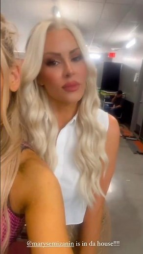 WWE Maryse kisses Natalya in the Backstage! 😘