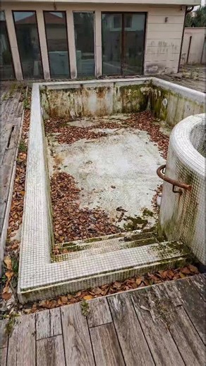 nextgenfloor on Instagram: "How to Restore a Dirty Tiled Pool (Step by Step) 📝💦 #pressurewashing 🔫 #poolcleaning 💦 #satisfying 🤤 #powerwashing ⚡ #cleaningmotivation 💪"