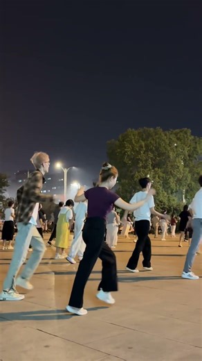 Innocent cockroach hot and spicy date to dance #EasyToLearnSeries #Let'sDanceOnTheSquare